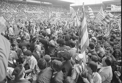 La afición de la Real Sociedad invade el campo de Atotxa el 25 de abril de 1982 después de vender al Athletic Club 2-1 y proclamarse campeón liguero.
