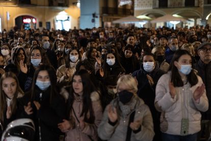 Centenares de personas han llenado la plaza del Ayuntamiento de Igualada contra la agresión sexual de una joven la madrugada del lunes.