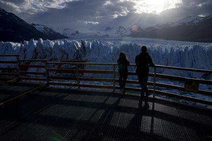 Unos turistas observan el glaciar Perito Moreno en el Parque Nacional Los Glaciares (Argentina).