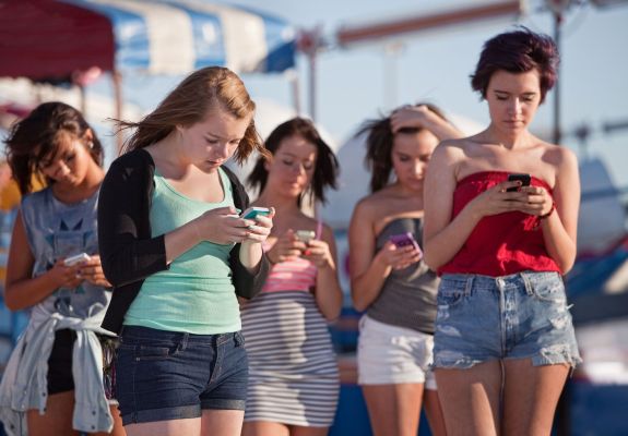 La mayoría de los adolescentes de EE. UU. Está tomando medidas para limitar el uso de teléfonos inteligentes y redes sociales