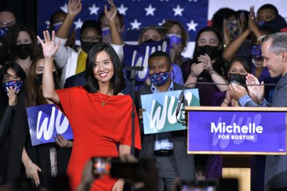 Michelle Wu celebra su victoria en las elecciones a la alcaldía de Boston (EE UU).