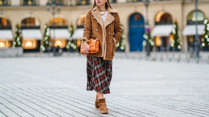 Las botas forradas de borreguito se pueden lucir con estilo combinadas con faldas o vestidos. GETTY IMAGES