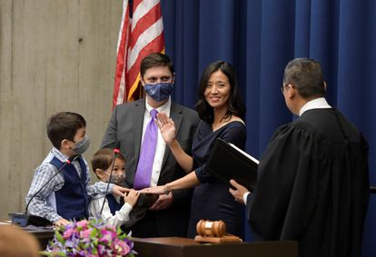 Rodeada por su familia, Michelle Wu jura su cargo como alcaldesa de Boston el pasado martes 16 de noviembre.