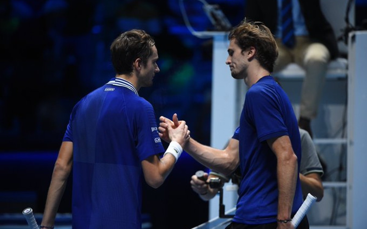 Le pega Medvedev a Zverev en las Finales ATP | Video
