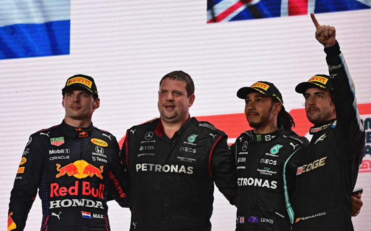 Lewis Hamilton gana el Gran Premio de Qatar; Sergio Pérez acaba cuarto | Video