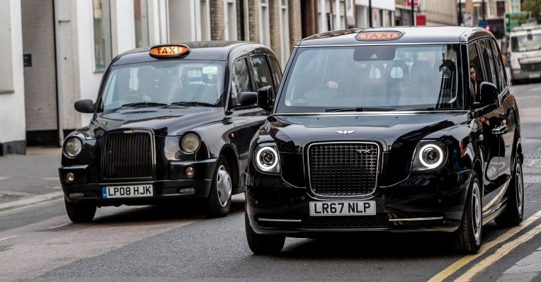 Londres pone nuevos taxis negros híbridos eléctricos en las carreteras antes de un mayor despliegue