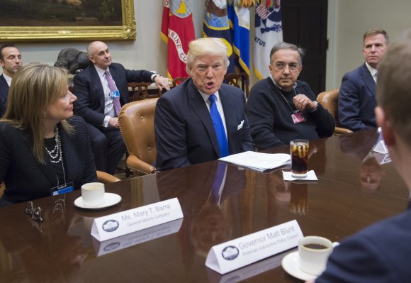 Los directores ejecutivos de Ford, GM y FCA se reúnen con Trump para discutir la regulación y la creación de empleo