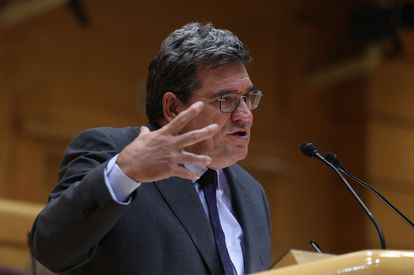 El ministro de Seguridad Social, José Luis Escrivá, durante la sesión de control al Gobierno en el pleno del Senado, este martes en Madrid.