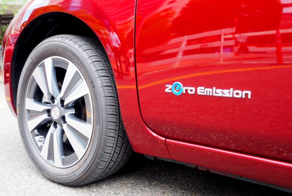 Los fabricantes de automóviles no están promocionando vehículos eléctricos