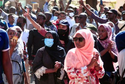 Los militares golpistas de Sudán restituyen al primer ministro