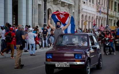 Simpatizantes del gobierno asisten a una caravana "por el amor, la paz y la solidaridad", en La Habana.