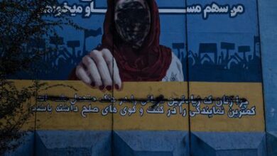Un mural de una mujer con la cara tachada tras un acto de vandalismo, en Kabul el pasado septiembre.