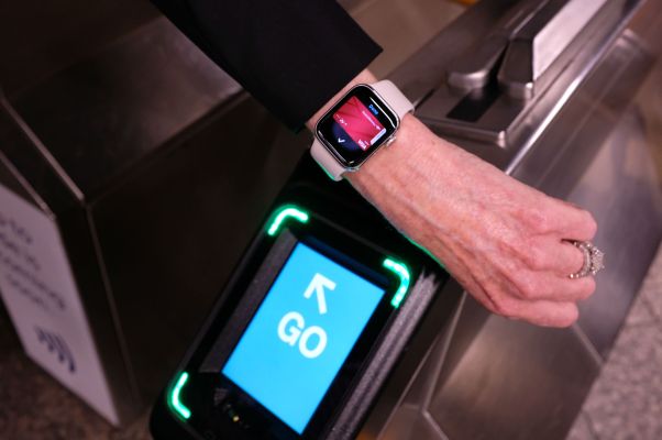 Los torniquetes del metro sin contacto de Nueva York abren hoy con el soporte de Apple, Google, Samsung y Fitbit Pay
