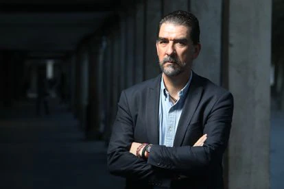 Alberto Blázquez, afectado por las listas de espera en la Sanidad madrileña, en la plaza de Cervantes, en Alcalá de Henares.