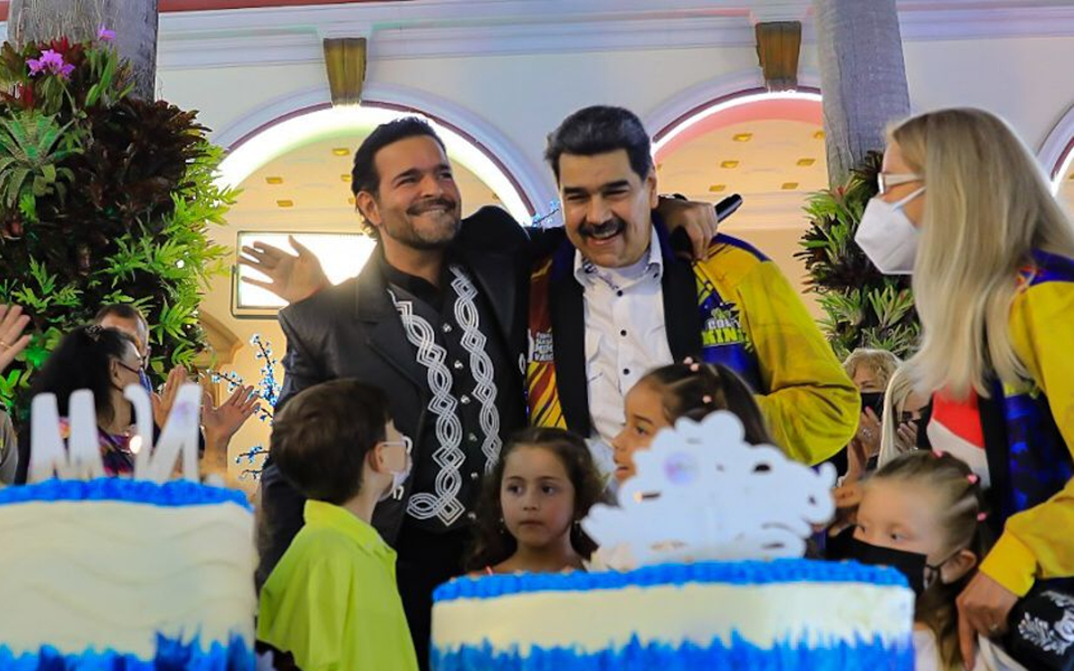 Maduro festeja con mariachi sus 59 años; Montero le canta 'Las Mañanitas' y 'El Rey'