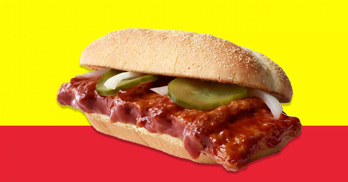 McRib de McDonald’s expuesto en TikTok mostrando cómo se hace el sándwich