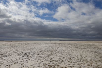 Un hombre camina por el lago Tuz, en Turquía, reseco por la sequía, el 21 de octubre de 2021.