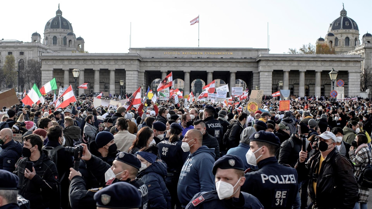 Miles toman las calles de Viena en protesta por las medidas anticovid