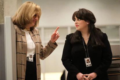 Sarah Paulson como Linda Tripp (izquierda) y Beanie Feldstein como Monica Lewinsky en la tercera temporada de 'American Crime Story'.