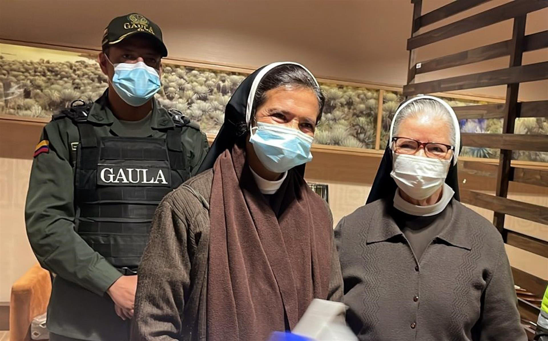 Monja colombiana que estuvo más de cuatro años secuestrada en Mali regresa a Bogotá