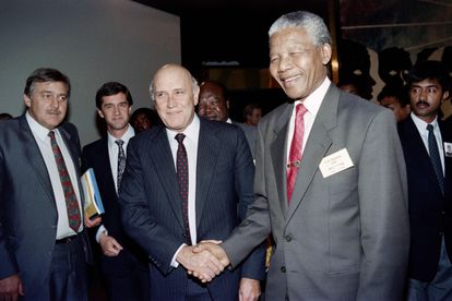 El líder del Congreso Nacional Africano, Nelson Mandela, saluda al presidente de Sudáfrica, Frederik De Klerk, en mayo de 1992.