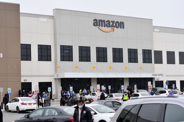 NY AG demanda a Amazon por el trato a los trabajadores del almacén
