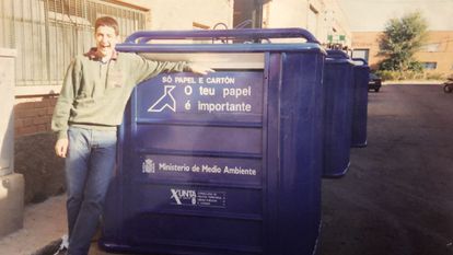 Rubén Cañadas, hace unos 20 años, junto a un contenedor de reciclaje azul.