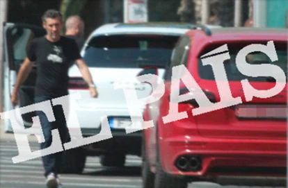 El presunto narco Juan Andrés Cabeza se dirige a un Porsche rojo, en Alicante, en agosto de 2018