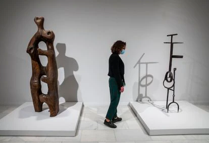 Esculturas de Oteiza (izquierda) y Chillida (derecha) que inician el recorrido de la exposición de la Fundación Bancaja de Valencia.