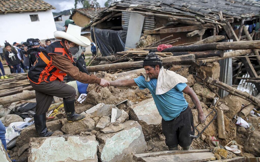 Perú considera la declaración de emergencia en 'determinados lugares' afectados por el sismo