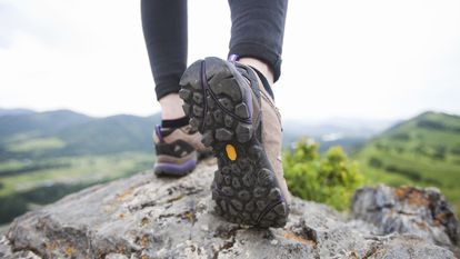 Elegimos dos modelos de zapatillas de senderismo para pasear este otoño.