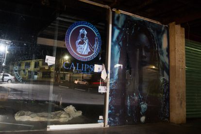 Bar cerrado por la policía en Cuernavaca tras el asesinato de una persona en sus instalaciones. 