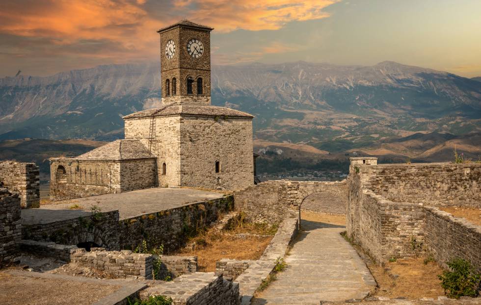 La torre del reloj y fortaleza en el castillo de Gjirokastra.