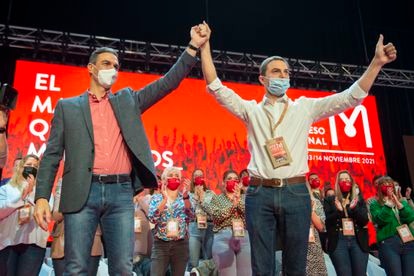 Pedro Sánchez y Juan Lobato, durante el acto del Congreso del PSOE-M.