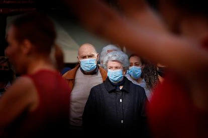 Varias personas caminan con sus mascarillas por Terrassa, este lunes.