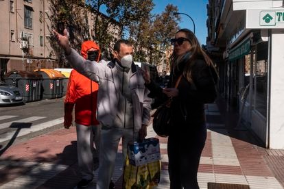 Sara Blázquez no usa su teléfono para encontrar direcciones. Prefiere pedir señas a los vecinos del barrio para así tener una oportunidad de entablar conversación.