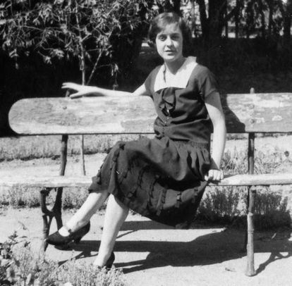 Victoria Amado, sobrina de Carlos Arniches, fotografiada en la finca los Almendros en 1926.