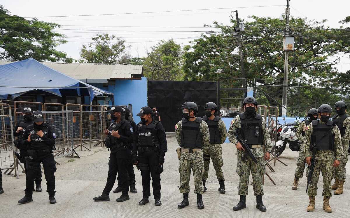 Suman 68 reos muertos por motín en cárcel de Ecuador