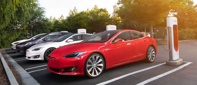 Tesla abre dos estaciones Supercharger más grandes y una sala de clientes