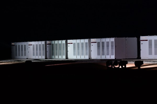 Tesla completa la batería más grande del mundo para parque eólico australiano