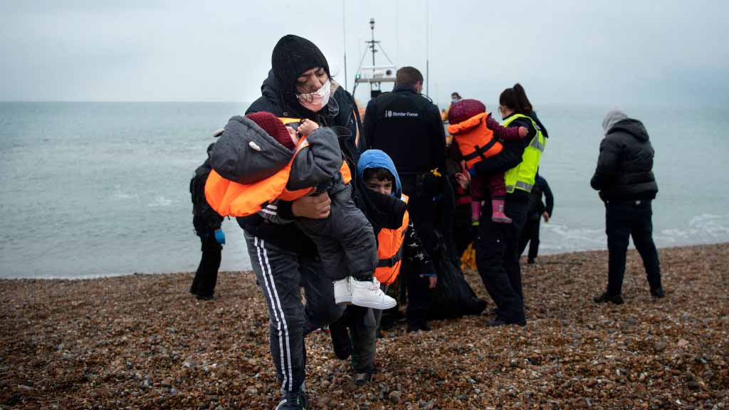 Tragedia protagonizada por migrantes: unos 30 mueren tratando de cruzar el Canal de la Mancha