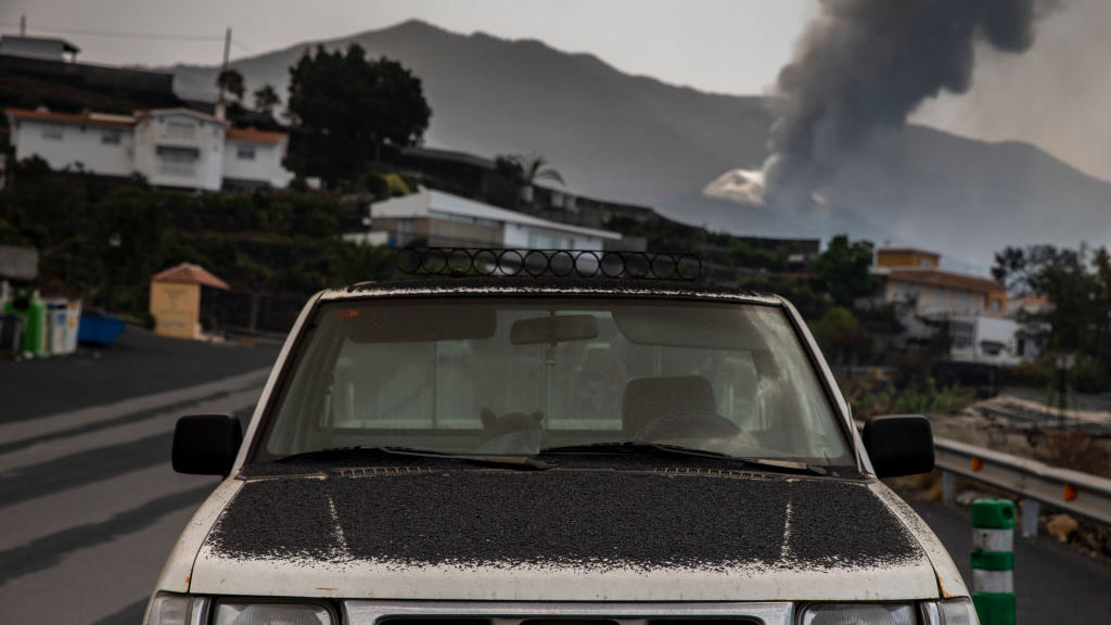 Tras el azote de la lava, vecinos ahora sufren la ceniza volcánica en la isla La Palma
