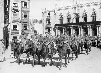 Tropas rebeldes de la Falange tras la victoria durante la Guerra Civil española.