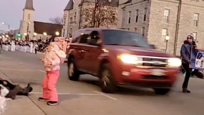 Un coche arrolla un desfile navideño en Wisconsin y mata a al menos cinco personas