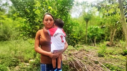 Deysi López Paredes es una mujer de Petén, al norte de Guatemala, que recibió la donación de cuatro árboles a los que mima cada día para que le den en un futuro naranjas, mandarinas y guanábanas.