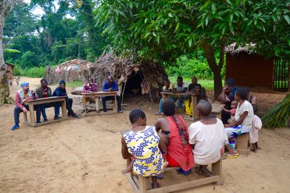 Reunión entre miembros de la comunidad baka para tomar decisiones sobre la construcción de una escuela en Mimbril.