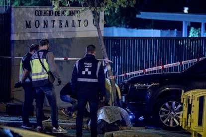 Policías municipales inspeccionaban el pasado jueves el lugar donde murió atropellada una niña de nueve años en la puerta del Colegio Montealto.