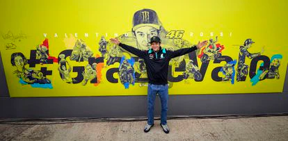 Valentino Rossi posa frente al mural en el circuito de Cheste. 