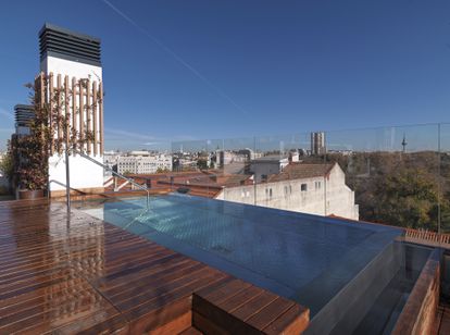 La terraza que corona el ático del edificio cuenta con una superficie de 200 metros cuadrados y una piscina privada.