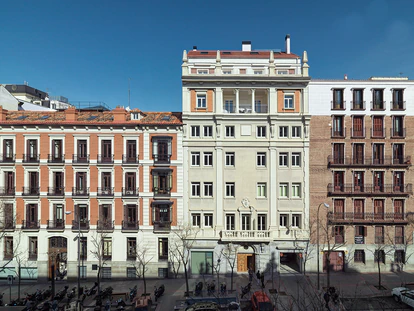 Vista frontal de Montalbán 11 (en medio), el edificio con el ático más exclusivo de Madrid. 